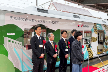 お披露目式でデザインについて思いを語る文化政策学部２年の種市瑛太さん