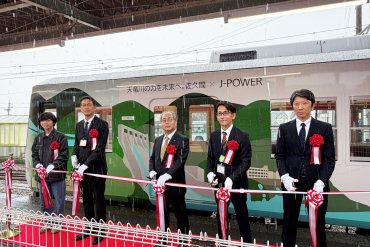 お披露目式でのテープカットの様子