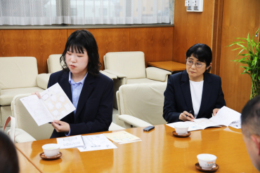 磐田市長へのマップ完成報告の様子