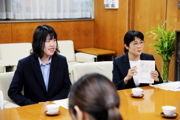 磐田市長へのマップ完成報告の様子