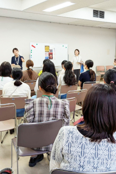 学芸員による解説を聞く参加者の様子