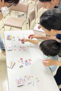 学生ボランティアと子ども達の作業の様子