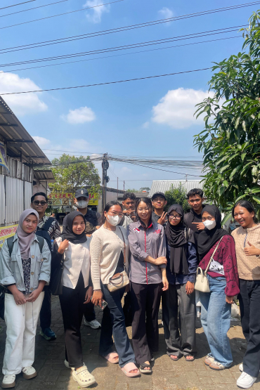 インドネシアの学生に囲まれた中山さんの画像