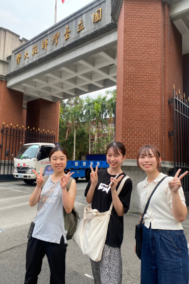 台湾語学研修：大学正門の前で