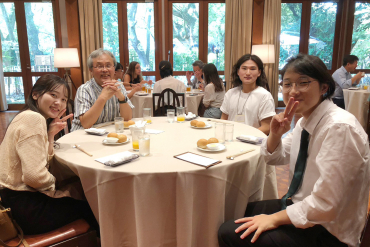 韓国の留学生と談笑するテーブル