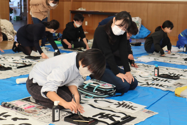 小学生にアドバイスをする学生の画像1