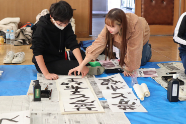 参加した小学生にアドバイスをする学生の画像2