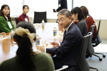 話を興味深く聞く中野市長