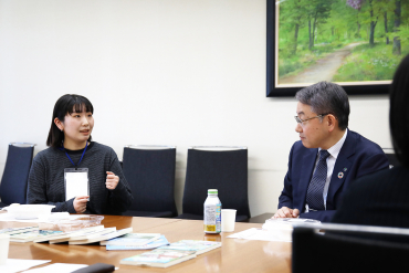 学生の話を興味深く聞く中野市長