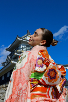 着物を着てお城と写るペルラさん