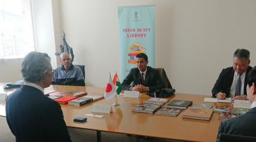 駐日インド共和国大使館から寄贈された図書の贈呈式