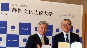 本学と静岡銀行との遺贈協定の締結式の記念撮影