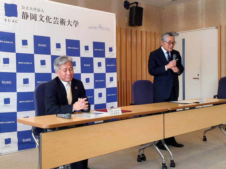 遺贈協定締結式でコメントする横山理事長と静岡銀行中村執行役員