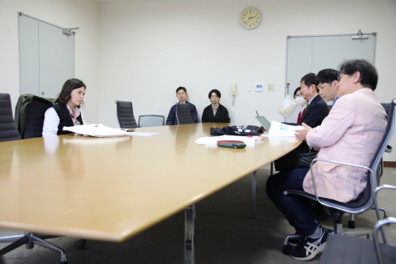 サンマリノ共和国大学の本学教員・職員との意見交換の様子