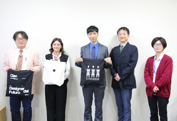 サンマリノ共和国大学の国際交流担当者と本学職員の集合写真