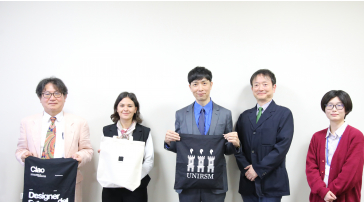 サンマリノ共和国大学の国際交流担当者と本学職員の集合写真
