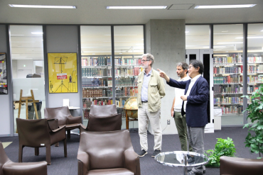 図書館・情報センター見学時の様子