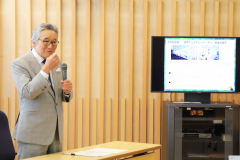 フェアトレード大学再認定報告会の横山学長挨拶の様子