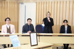 フェアトレード大学再認定報告会のリトルアース代表学生挨拶の様子
