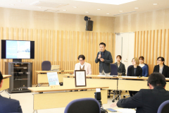 フェアトレード大学再認定報告会の武田准教授挨拶の様子