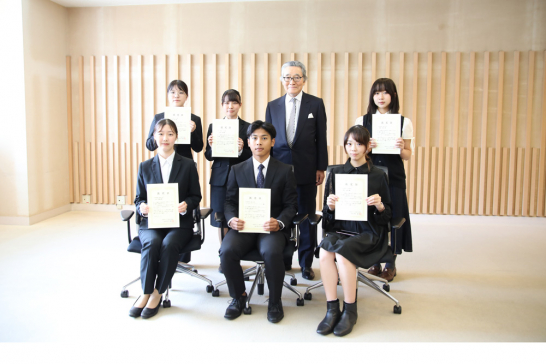 奨学生となった学生を囲んでの集合写真
