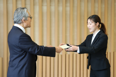 認定証を授与される学生の画像
