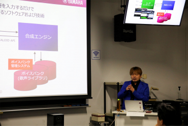 スライドを使用して説明する剣持さんの様子