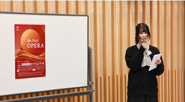 「第10回静岡国際オペラコンクール」ポスターデザイン選考会でプレゼンをする松本さん