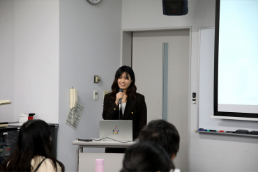 報告会での加茂さんの様子