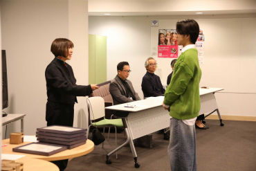 奨励賞授与の様子