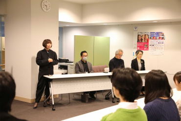 奨励賞受賞者にお祝いの言葉を述べる藤井教授