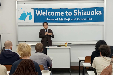 Auburn大学の学生たちを前に話をする森副学長の様子