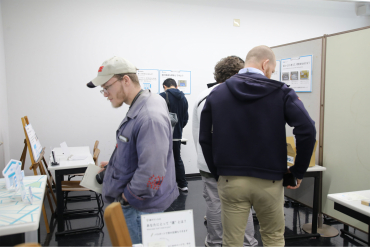 卒展を見学するAuburn大学の学生たち