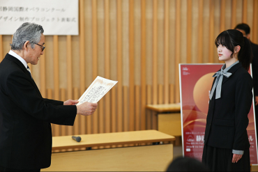 横山学長から表彰状を授与される松本さんの画像