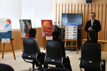 表彰式で祝辞を述べる横山学長の様子