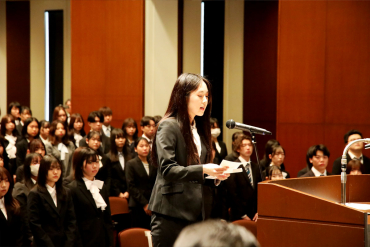 新入生代表末次さん誓いの言葉の様子