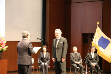 名誉教授の称号を授与される横山前学長の画像