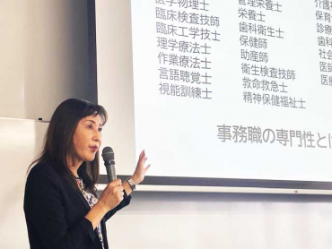 スライドを使用して説明する鎌田さんの様子
