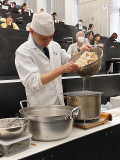 だしをととる一木さんの画像