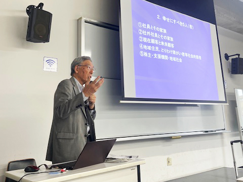 スライドを使用して説明する坂本さんの様子
