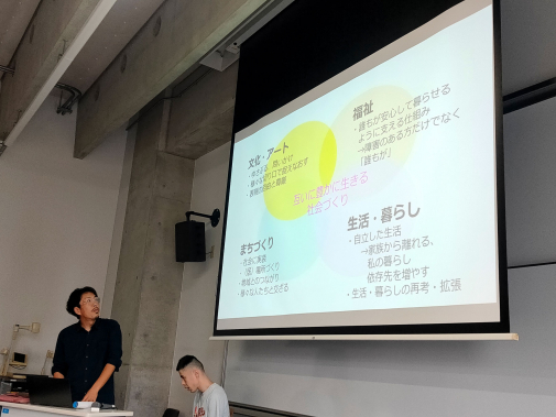 スライドを使用して説明する水越さんの様子