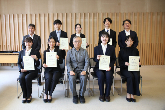 奨学生となった学生を囲んでの集合写真