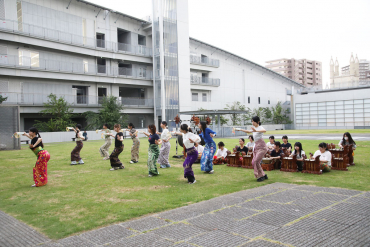 学生たちによるガムラン演奏と舞踊の様子