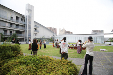 ガムラン演奏を見学する人々の画像