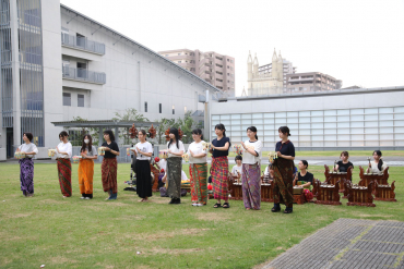 学生たちによるガムラン演奏と舞踊の様子