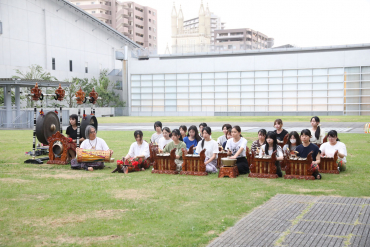 出会いの広場でガムランを演奏する学生たちの画像