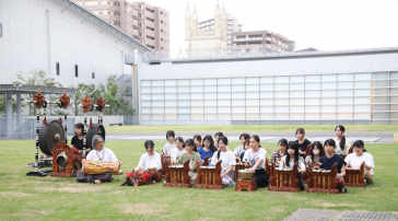 出会いの広場でガムランを演奏する学生たちの画像