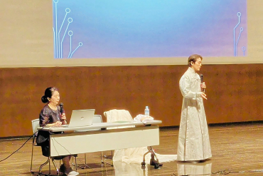 ステージ上で講義をする大前さんと永井教授の画像