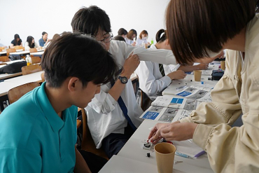 本学デザイン学部の学生とともに授業に参加する高校生の画像