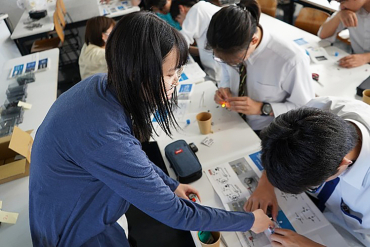 高校生にアドバイスを行う本学学生の画像